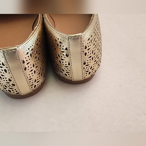 Report Women's Matte Metallic Gold Perforated Flats size 8.5W Shoes - Picture 6 of 6